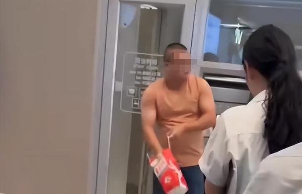男子怒砸酱香拿铁背后：细节不到位，足以毁了整个品牌