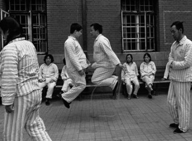 武汉一男子趴在地上学狗叫咬伤两人，他的“丧尸行为”是怎么回事？