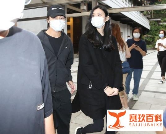 奚梦瑶怀二胎了？陪老公操办赌王后事，肚子凸起明显刻意遮挡腹部