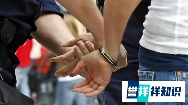 悲剧。男子地铁内持刀捅死前妻，因对前妻霸占儿子房产不满。沈阳男子地铁内持械伤人，乘客逃离。