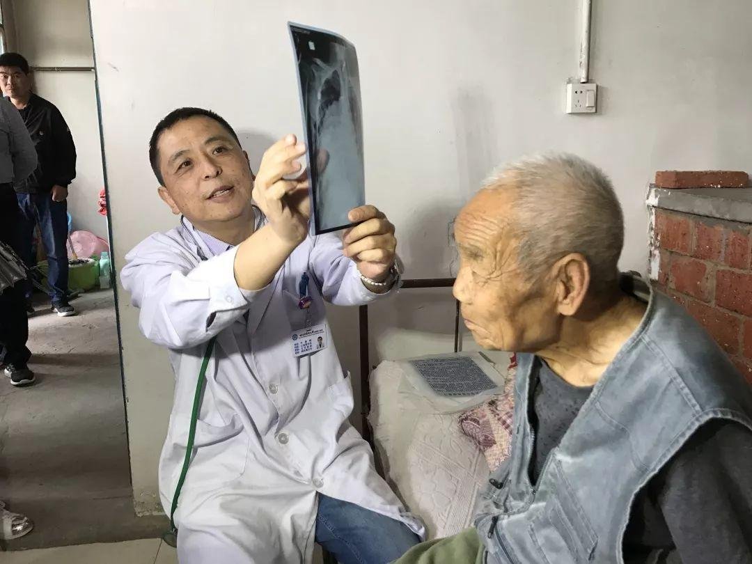 西安一位大爷忘记吃药进医院被罚做检讨，是否说明了这个医生负责任？