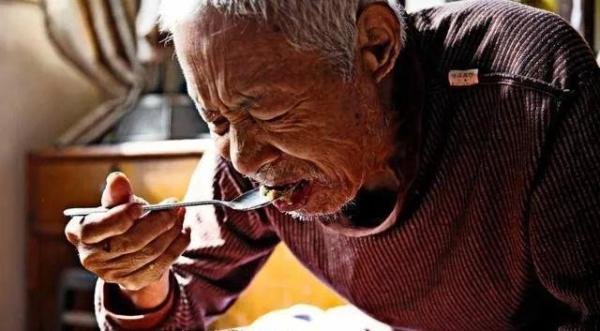 老人在家摔倒，呼救4天4夜获救：那么多子女，还不如一个脸盆！