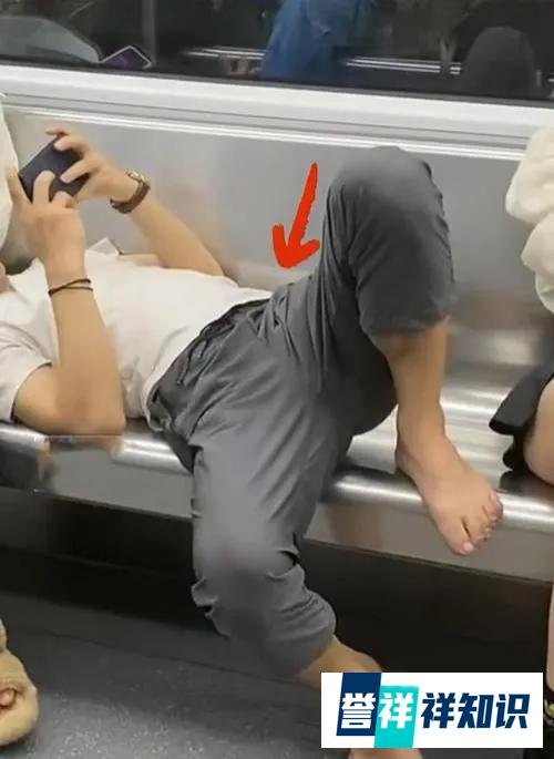 男子地铁占座躺女友腿上玩手机,工作人员:可打电话投诉!