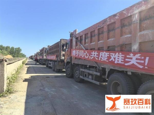 抢险洞庭湖：打桩船在溃口处植入钢板拦截洪流，司机通宵守候卸下一车砂石