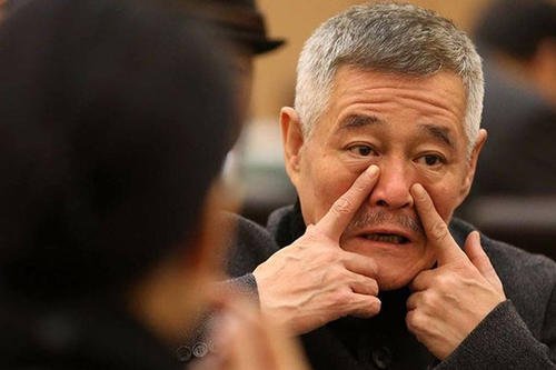 著名老艺术家赵本山凌晨4点铲雪，为何会遭到网友的质疑？
