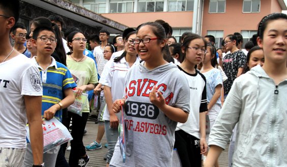 高考语文结束后,为什么第一个出来的考生总是跑着出来的?