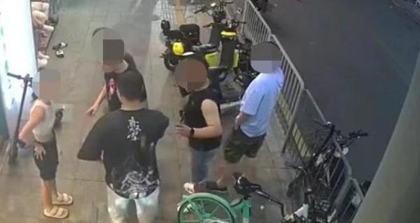 女店长回应遭男顾客三次咸猪手：当时忙于生意没有报警，目前警方已介入