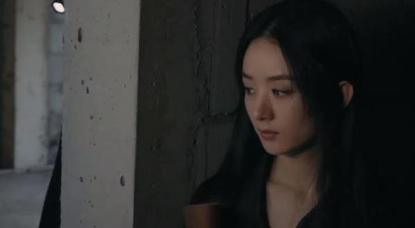 赵丽颖《谁是凶手》烂尾楼大片拍摄，光影变幻氛围感十足