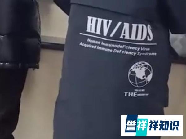 医院内一儿童服装印有艾滋英文引发质疑，拍摄者：这样很不妥