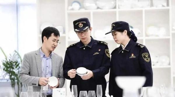 红衣女子三亚坠亡一层楼人都搬走 这是咋情况?