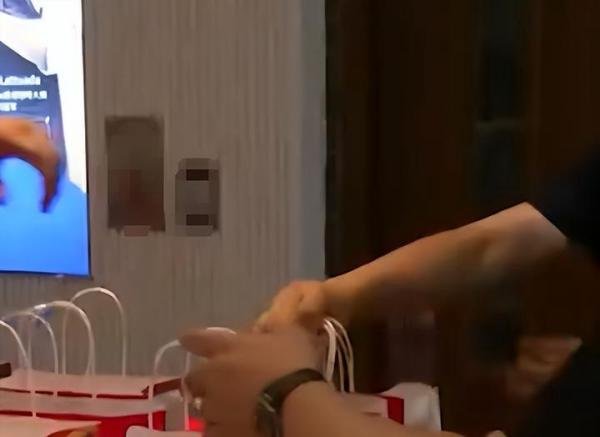 男子怒砸酱香拿铁背后：细节不到位，足以毁了整个品牌