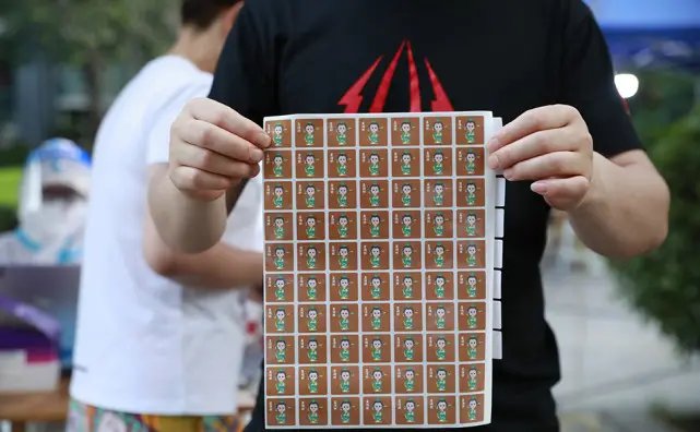 西安市民采样后持“孟浩然”贴纸离开，各种出圈的贴纸起到了哪些宣传作用？