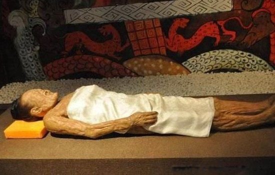 辛追夫人刚出土的样子图片 嘴巴为什么是打开的还吐舌头