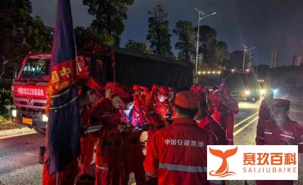 抢险洞庭湖：打桩船在溃口处植入钢板拦截洪流，司机通宵守候卸下一车砂石