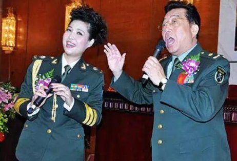 81岁李双江和小27岁娇妻同框甜蜜如初，如何才能让爱情保鲜呢？