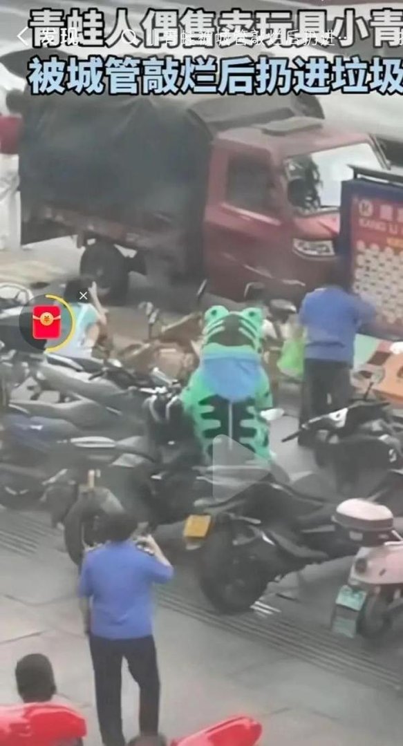 女城管摔烂青蛙的崽，丢进垃圾桶离去，可怜的小贩一直默不作声