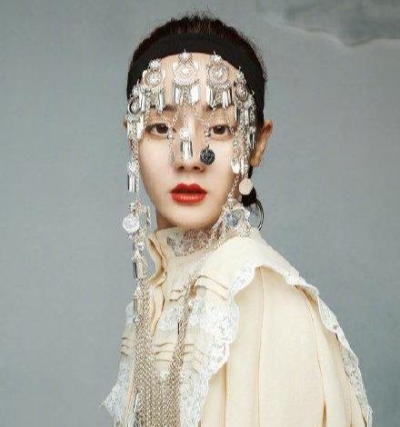 名门泽佳:迪丽热巴新大片来袭 金属环编发搭浓眉红唇效果又美又飒