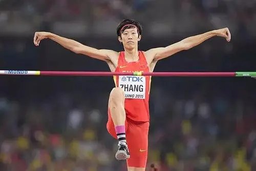 张国伟因训练过猛骨折,需做手术打钢钉,对他今后的事业是否会有影响?