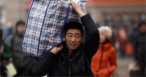 民工外出打工带40斤煎饼做中饭，这种行为你怎么看？