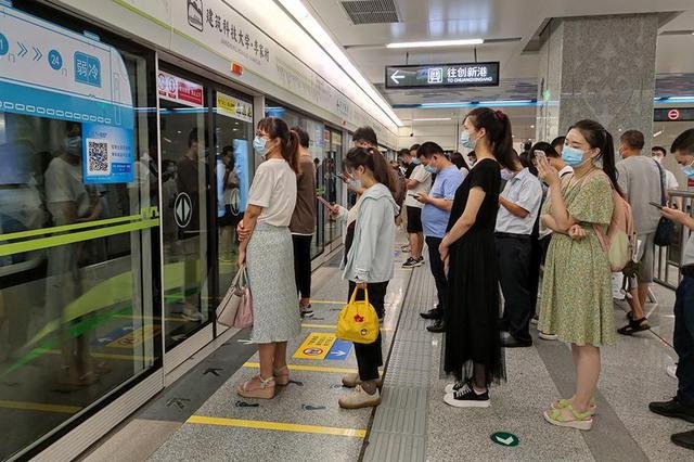 西安市民采样后持“孟浩然”贴纸离开,各种出圈的贴纸起到了哪些宣传作用?
