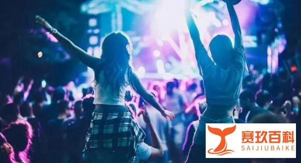 湖南长沙4女子在酒吧遭3男子骚扰，双方大打出手