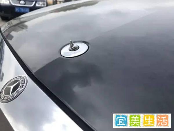 浙江男子狂撬40辆奔驰车标，只为打个银手镯？结果真“有”了