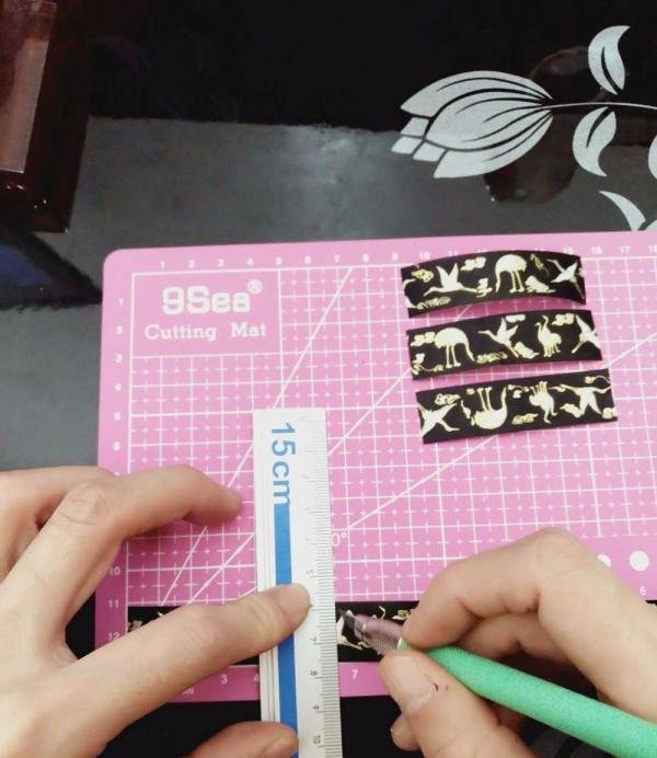怎样给口红贴膜
