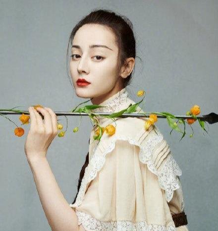 名门泽佳:迪丽热巴新大片来袭 金属环编发搭浓眉红唇效果又美又飒