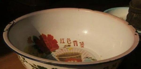 老人在家摔倒，呼救4天4夜获救：那么多子女，还不如一个脸盆！