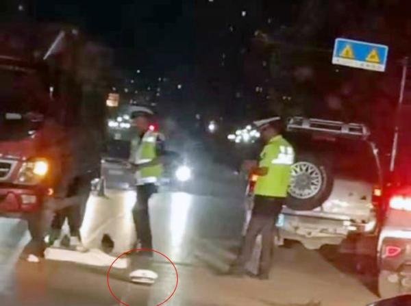 保定一辅警为保护同事被撞伤,经抢救无效不幸牺牲