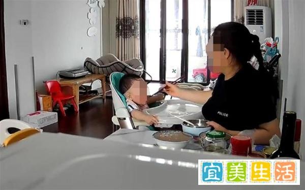 1岁宝宝遭保姆掌掴强行喂辣椒，脸部又淤青，在监控下嚎啕大哭！