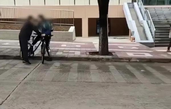 大学生骑车逆行被保安殴打！学校不问学生安危，扣车还要求他道歉