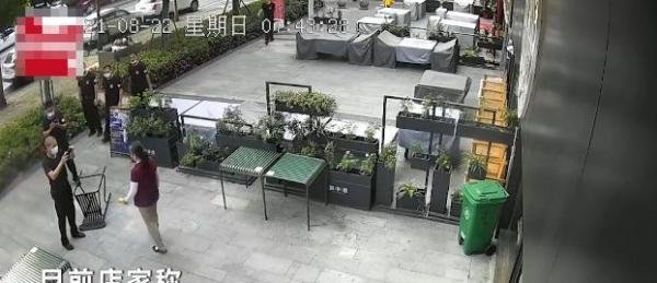 汗颜！武汉一大妈2天跑8趟偷走餐厅14把椅子，竟然拿去当废铁卖了