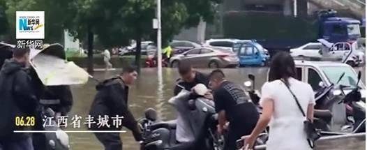 暴雨被困特警男友先救其他人 女友:觉得男友光芒万丈