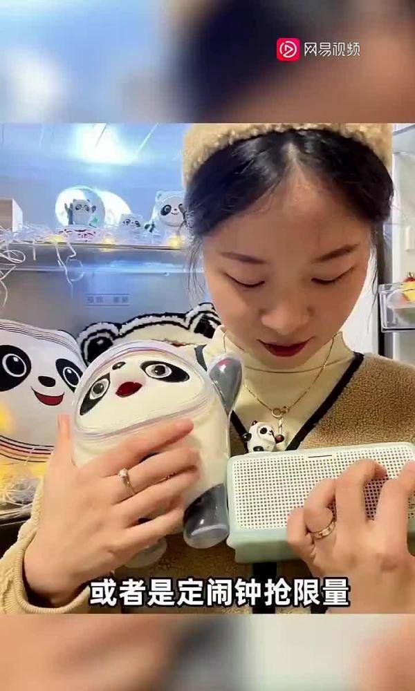 男子情人节送女友一冰箱冰墩墩
