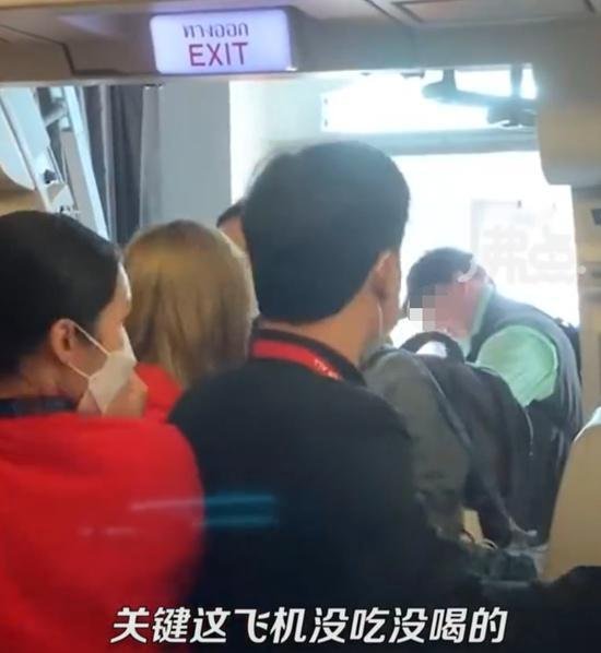 网传亚航为等2名外国游客延误3小时，乘客：上百人等着，飞机上没吃没喝的
