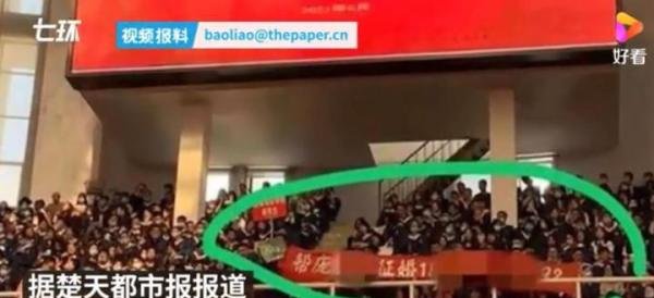 师弟拉横幅帮毕业师哥征婚 这是咋情况？