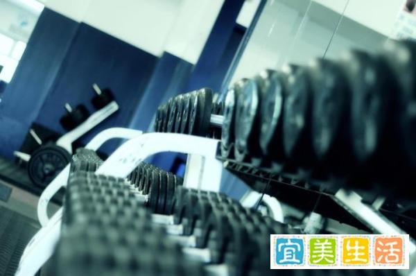 不办卡，不囤课，“穷鬼健身”火了。