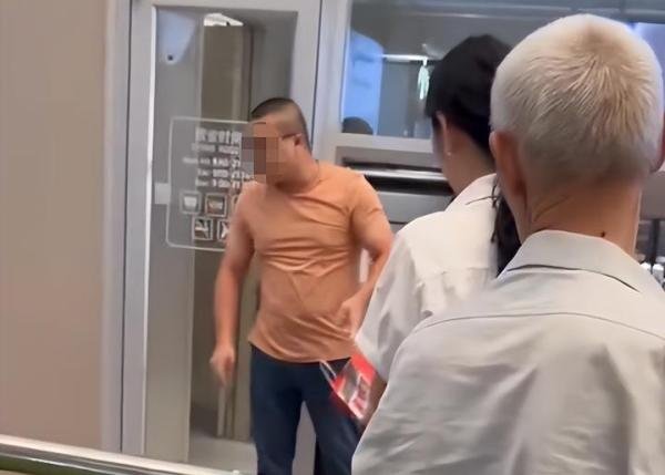 男子怒砸酱香拿铁背后：细节不到位，足以毁了整个品牌