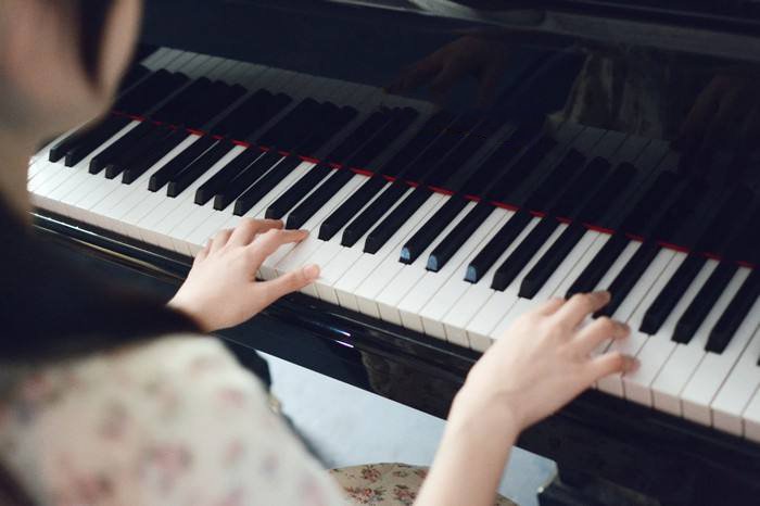求《卡农》钢琴初级版音乐简谱!!!
