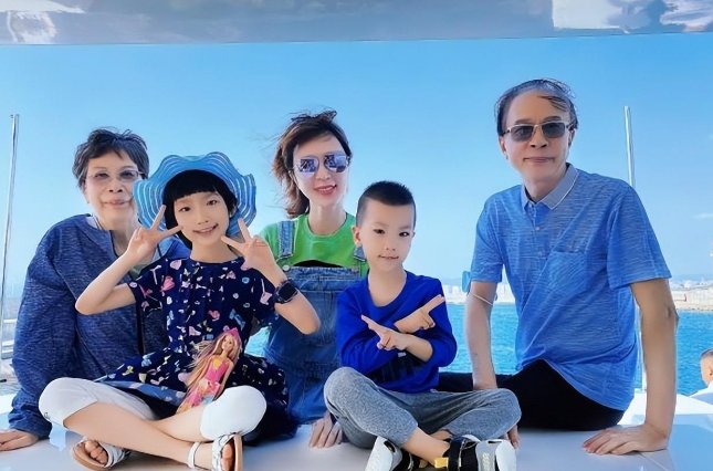 博纳影业深交所上市，于冬与金巧巧一家现身庆祝，她的家境有多“豪”？