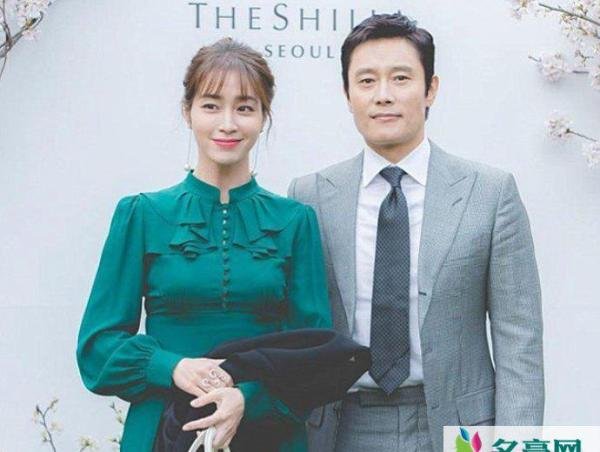 李秉宪老婆李珉廷家世背景揭秘 嫁给李秉宪可惜了
