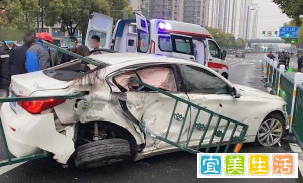 江苏发生轿车被隔离护栏刺穿车祸，一花季少女遇难，现场照片爆光