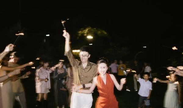 “降本增效”的四无婚礼，让我敢领证了