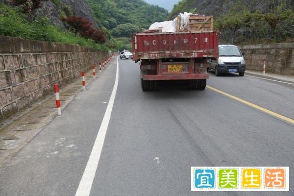 浙江“飞车侠”刘文忠，徒手拉停奔跑的失控大货车