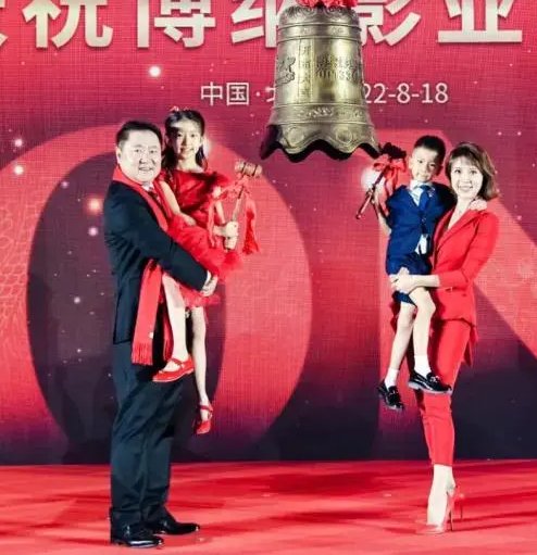 博纳影业深交所上市，于冬与金巧巧一家现身庆祝，她的家境有多“豪”？
