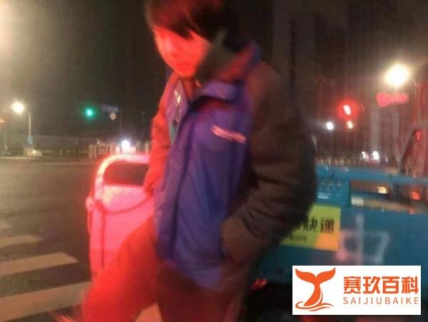男子当街撒198张百元大钞 这是咋情况？
