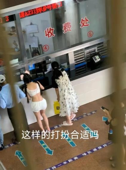 广东揭阳一女子穿着暴露在医院跳舞，医院：有精神疾病！