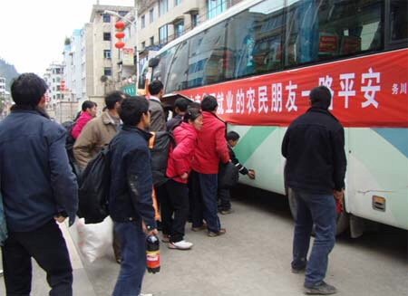 民工外出打工带40斤煎饼做中饭，这种行为你怎么看？