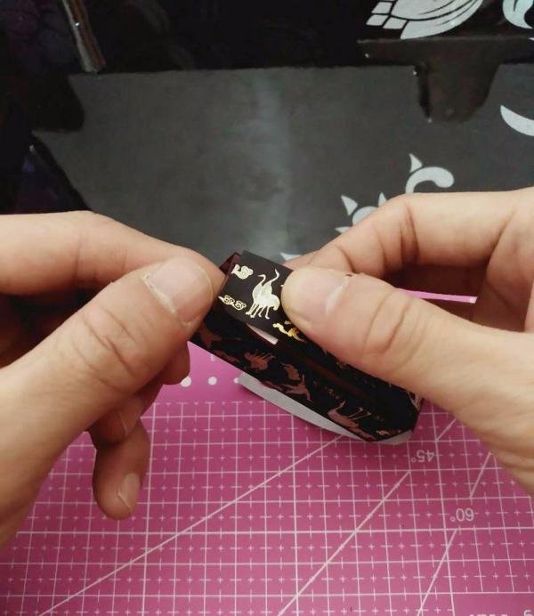 怎样给口红贴膜